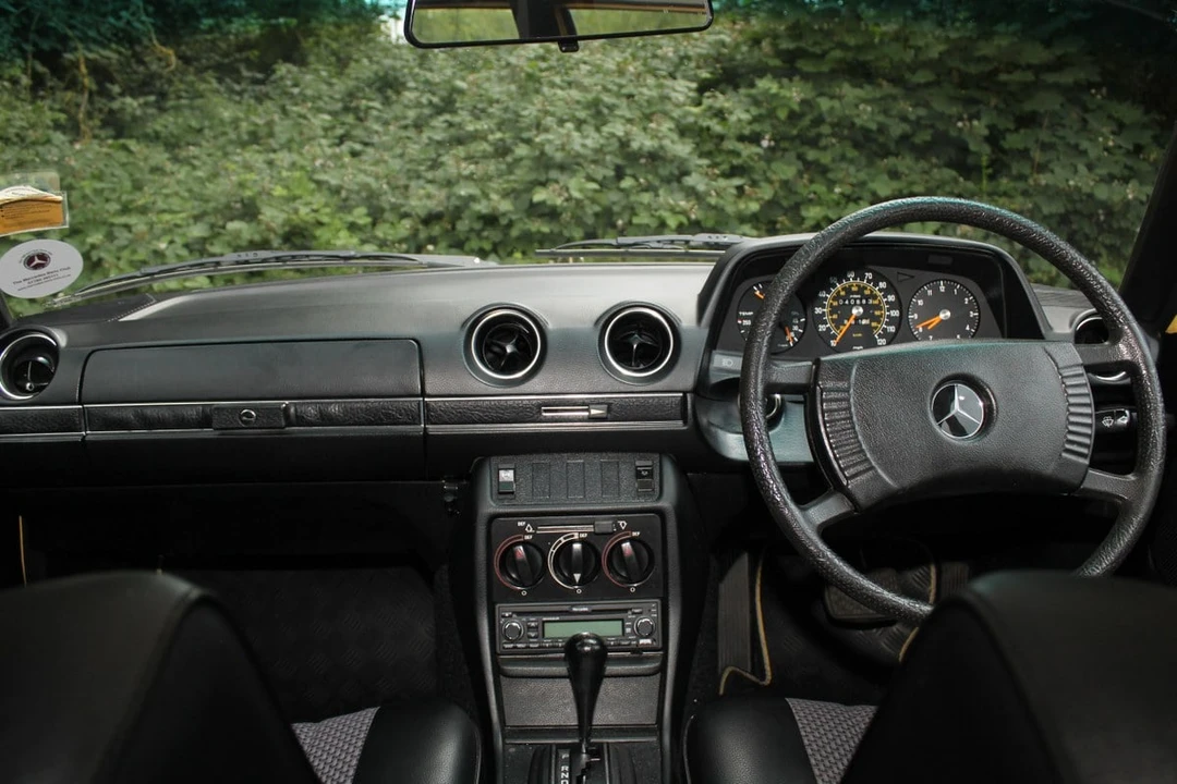 1977 Mercedes-Benz W123 Sedan - Image 29 of 30