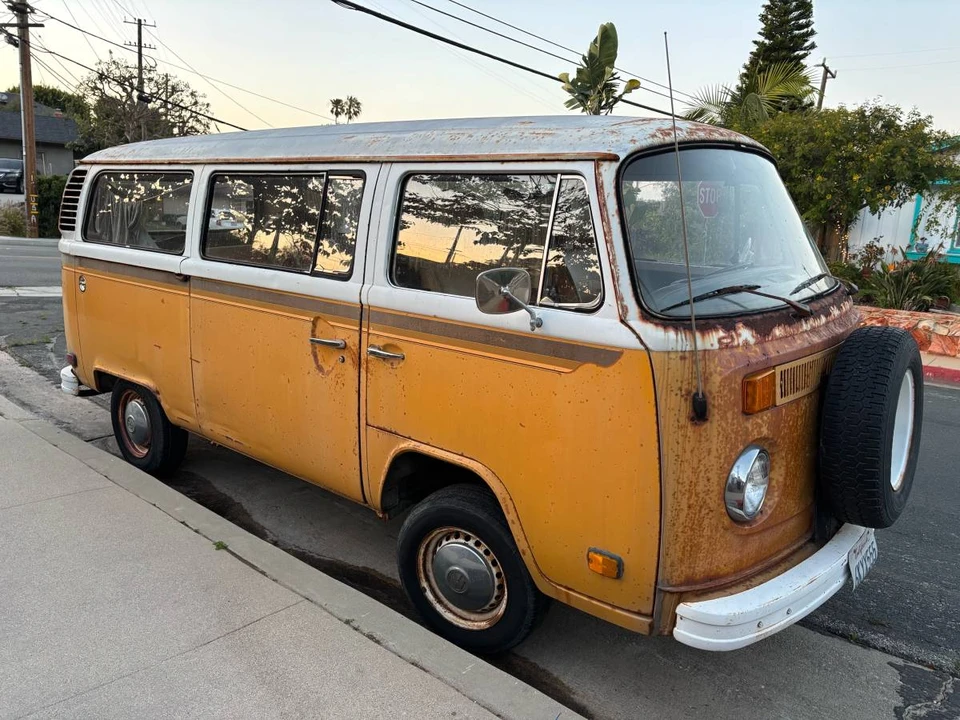 1977 Volkswagen Bay-Window Bus - Image 6 of 12