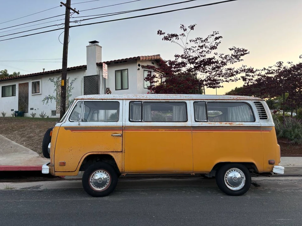 1977 Volkswagen Bay-Window Bus - Image 5 of 12