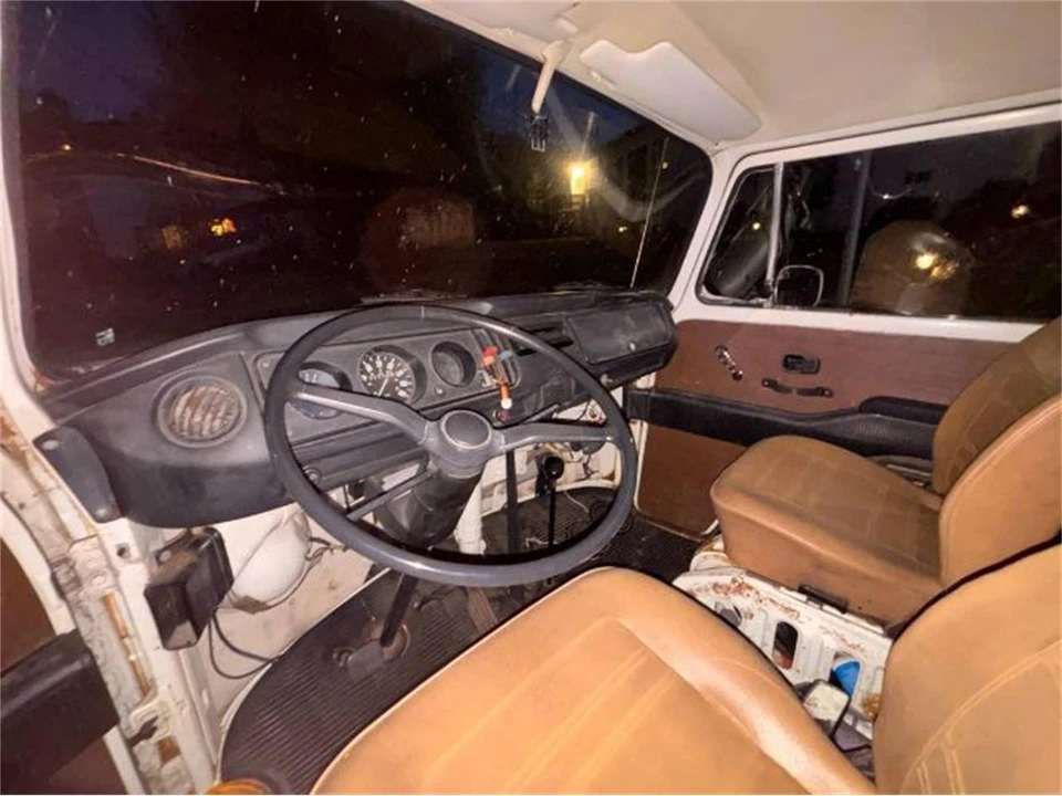 1977 Volkswagen Bay-Window Bus - Image 6 of 10