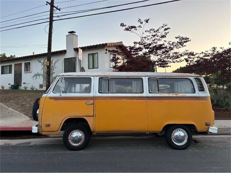 1977 Volkswagen Bay-Window Bus - Image 8 of 10