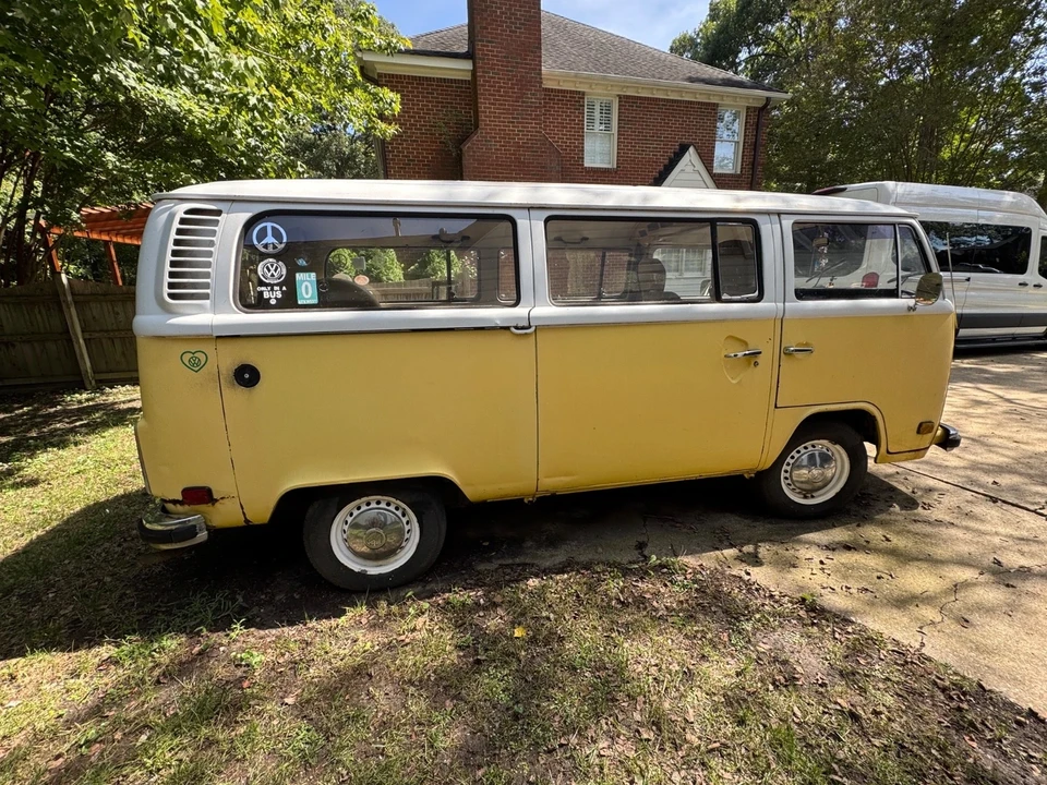 1977 Volkswagen Bay-Window Bus - Image 2 of 9