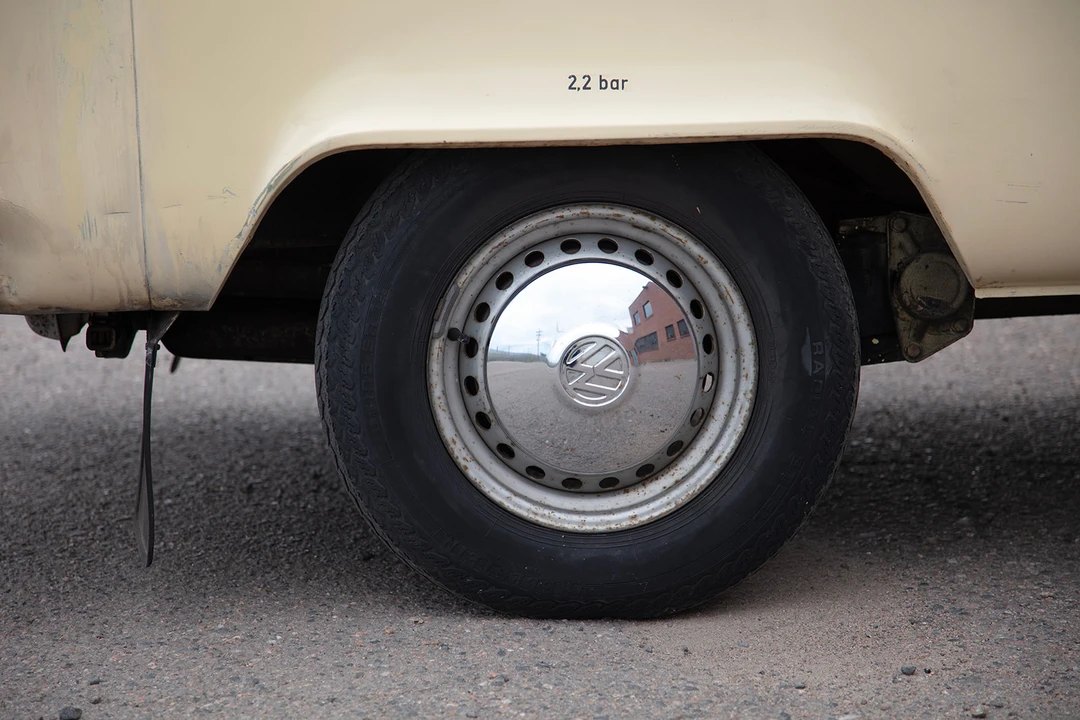 1977 Volkswagen Bay-Window Bus - Image 23 of 31