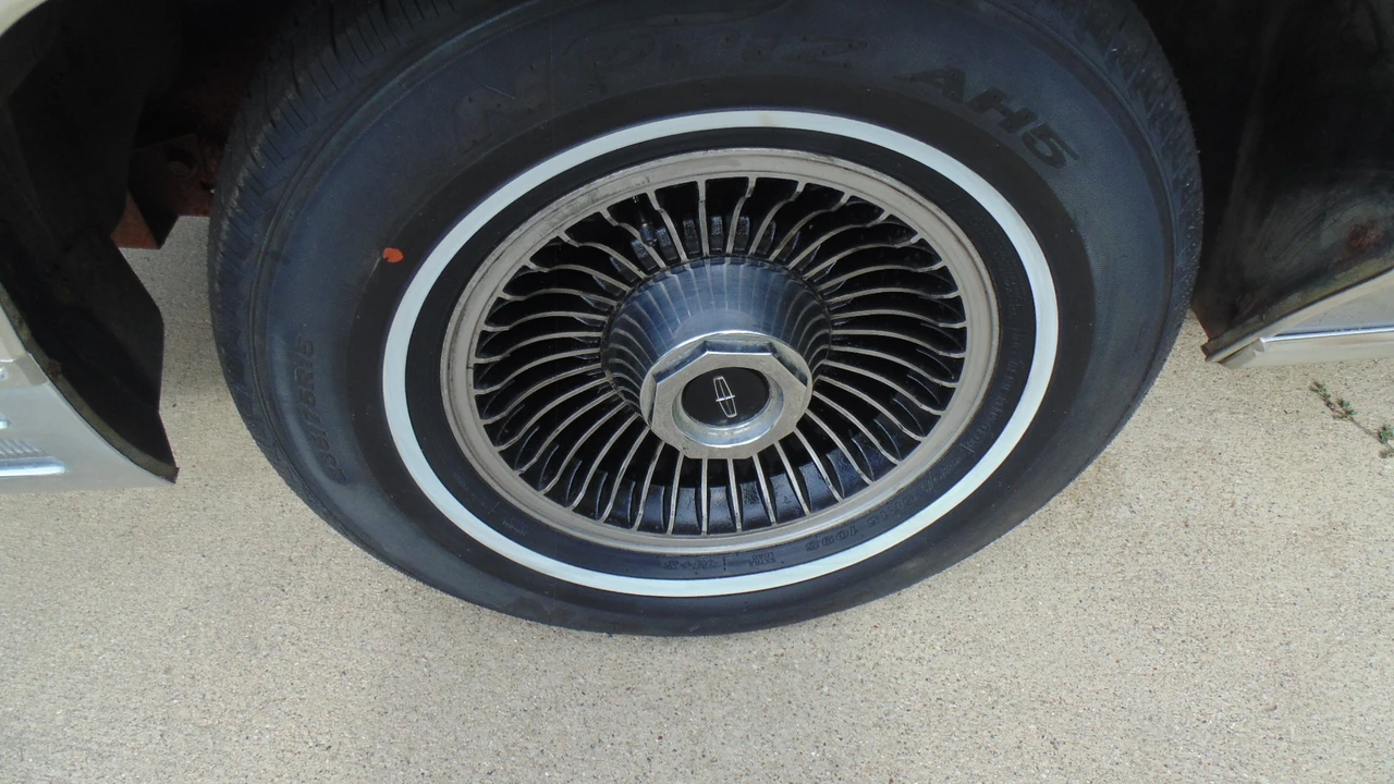 1978 Lincoln Continental 5th Gen - Image 7 of 31