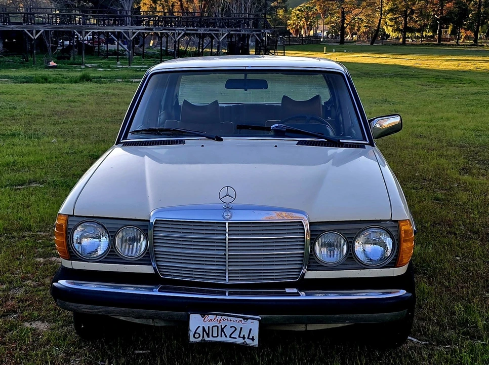 1978 Mercedes-Benz W123 Sedan - Image 2 of 24