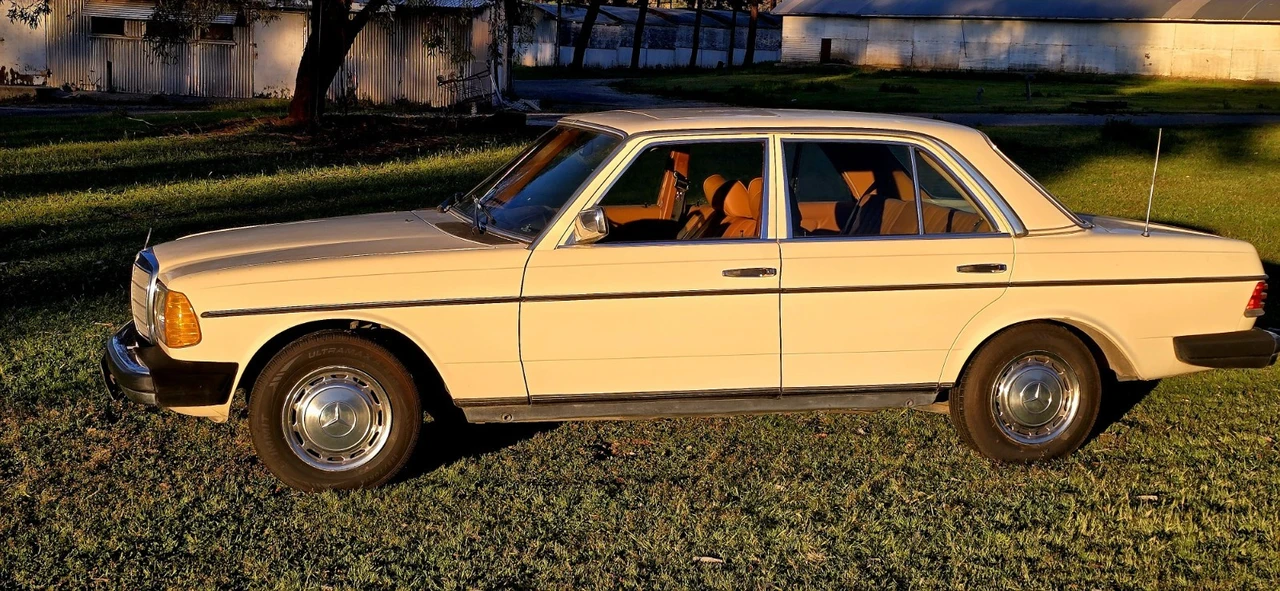 1978 Mercedes-Benz W123 Sedan - Image 6 of 24