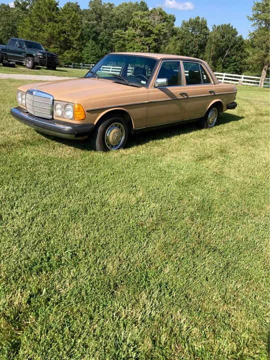 1978 Mercedes-Benz W123 Sedan - Image 2 of 17