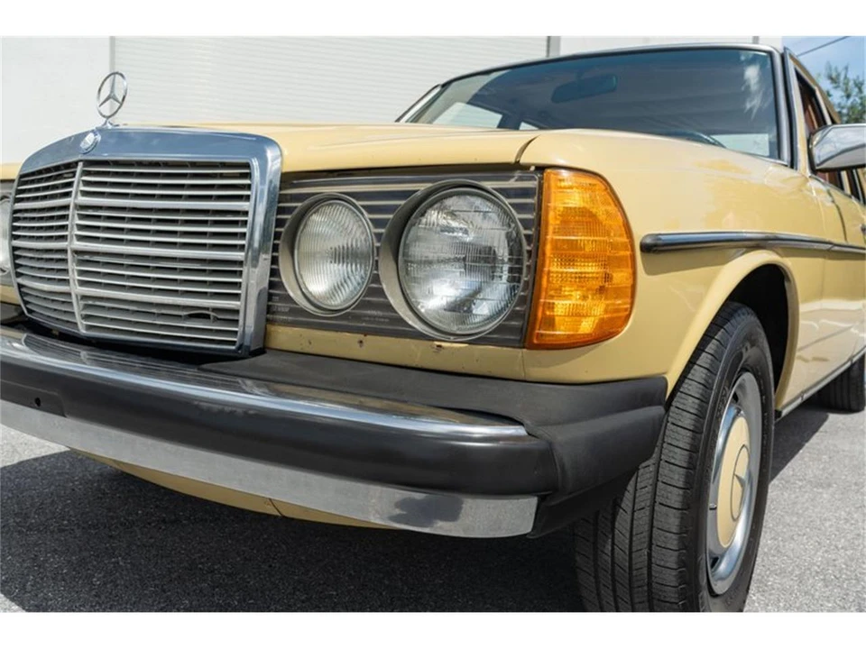1978 Mercedes-Benz W123 Sedan - Image 11 of 31