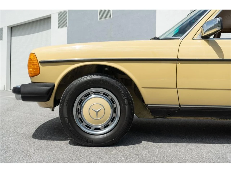 1978 Mercedes-Benz W123 Sedan - Image 18 of 31