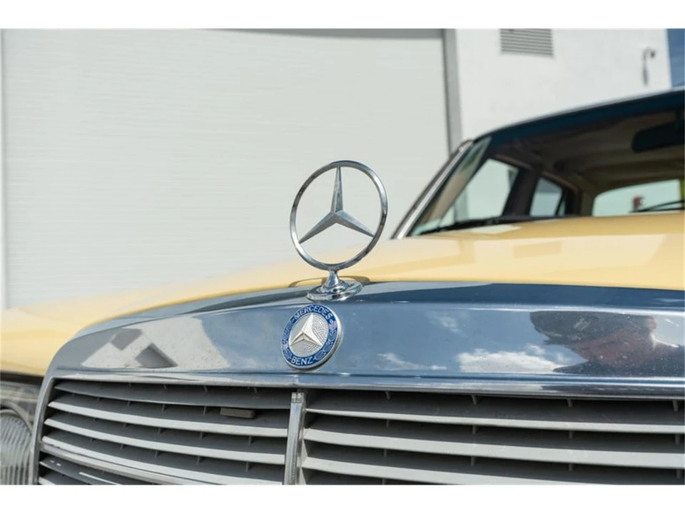 1978 Mercedes-Benz W123 Sedan - Image 13 of 31