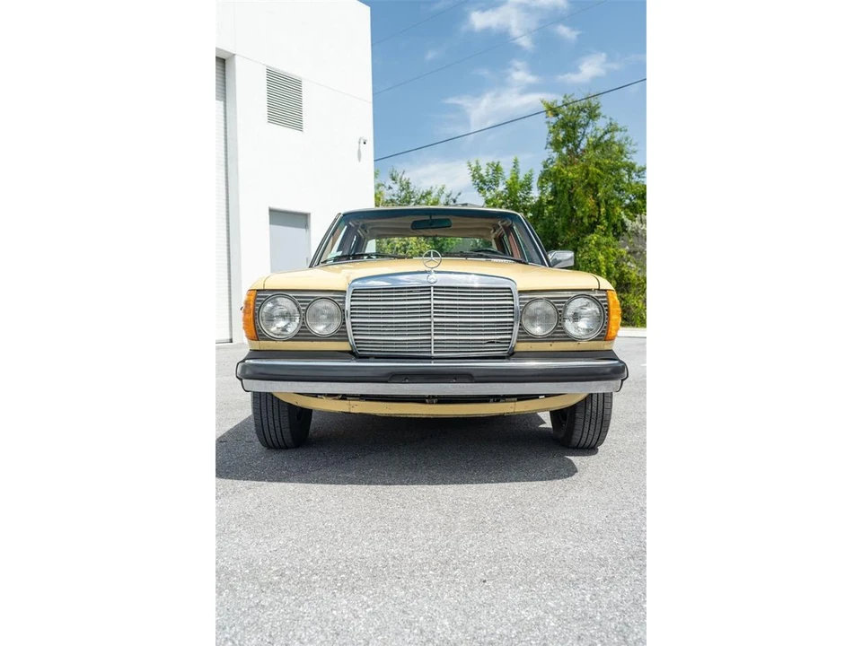 1978 Mercedes-Benz W123 Sedan - Image 29 of 31