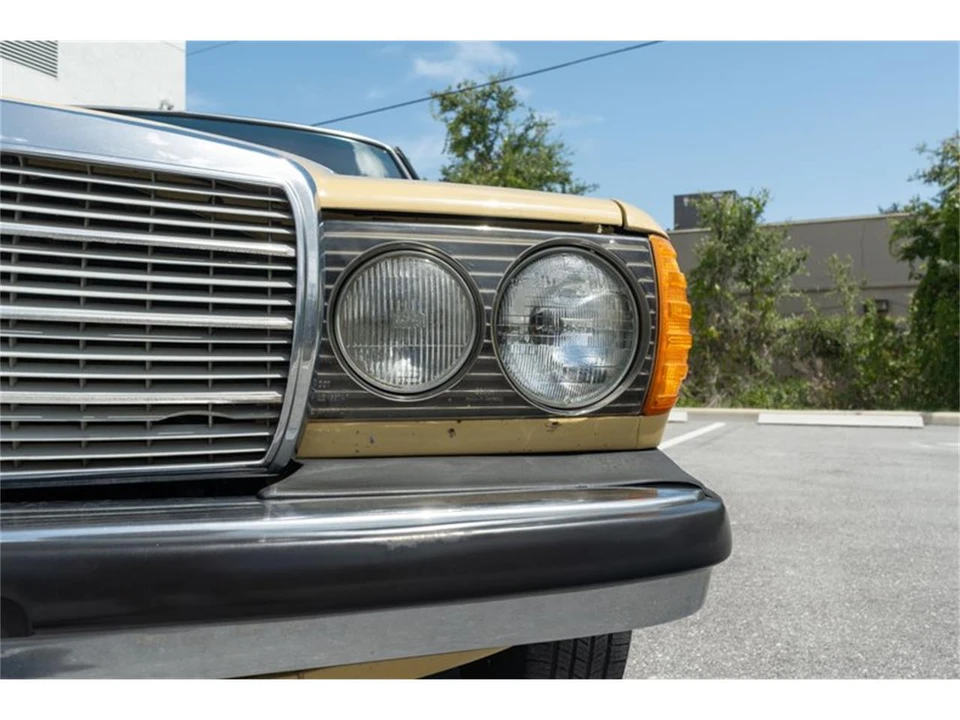 1978 Mercedes-Benz W123 Sedan - Image 10 of 31