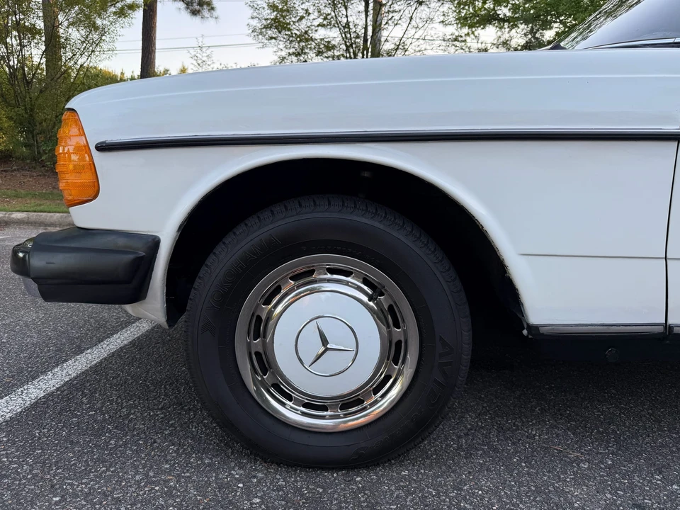1978 Mercedes-Benz W123 Sedan - Image 11 of 31