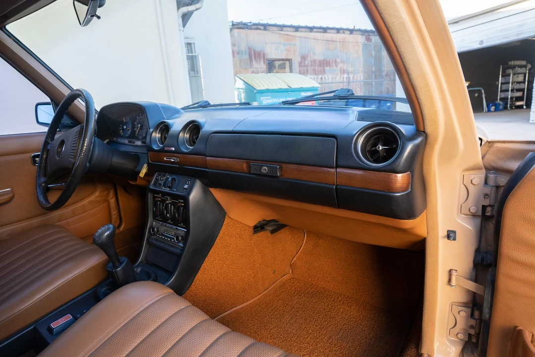 1978 Mercedes-Benz W123 Sedan - Image 27 of 31