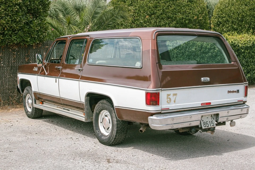 1989 GMC Suburban 7th Gen - Image 4 of 30