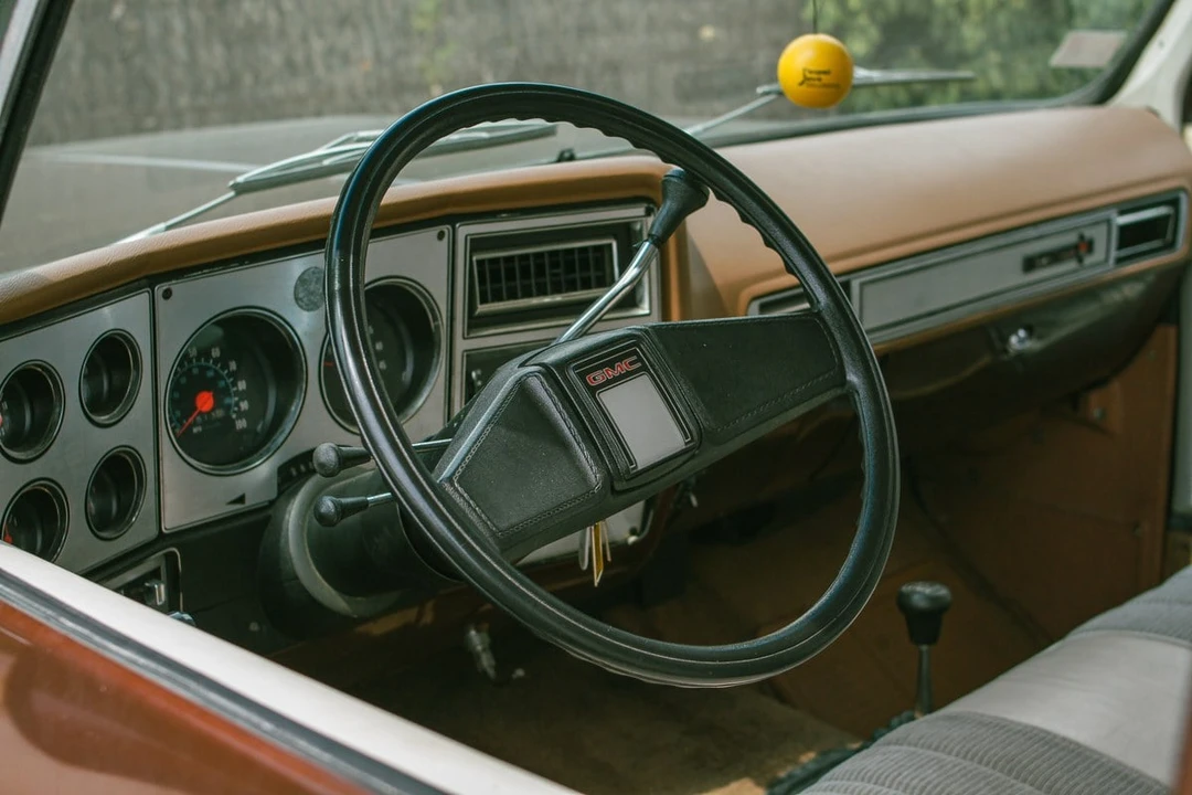 1989 GMC Suburban 7th Gen - Image 9 of 30