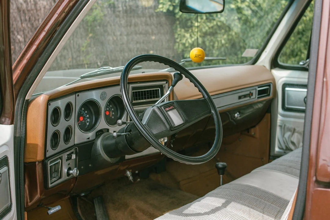 1989 GMC Suburban 7th Gen - Image 10 of 30
