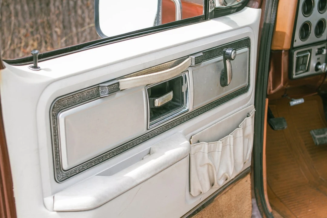 1989 GMC Suburban 7th Gen - Image 11 of 30
