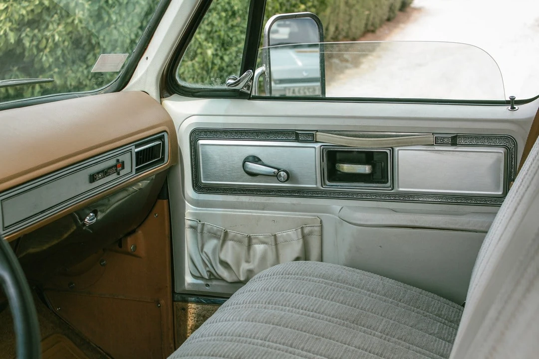 1989 GMC Suburban 7th Gen - Image 14 of 30