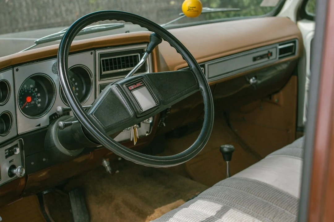 1989 GMC Suburban 7th Gen - Image 15 of 30
