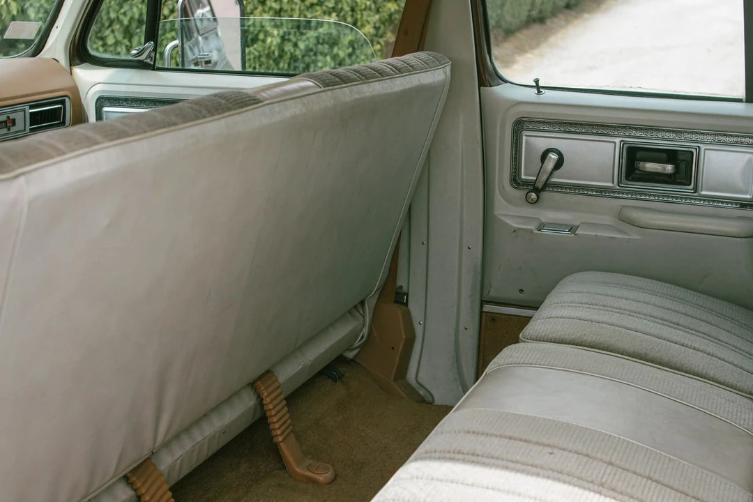 1989 GMC Suburban 7th Gen - Image 16 of 30