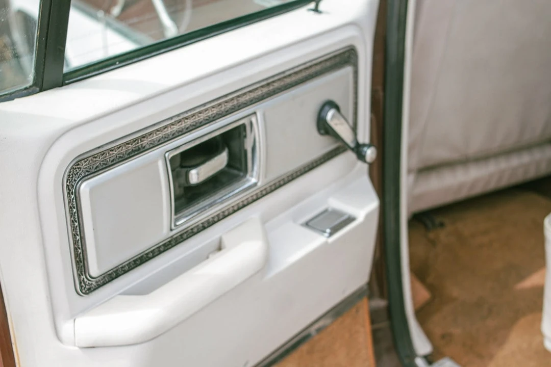 1989 GMC Suburban 7th Gen - Image 18 of 30