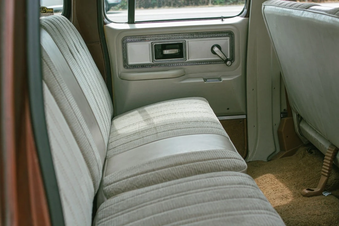 1989 GMC Suburban 7th Gen - Image 19 of 30