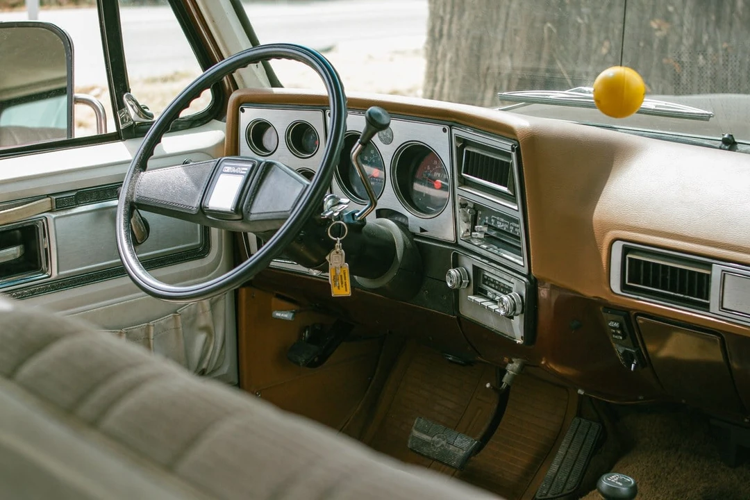 1989 GMC Suburban 7th Gen - Image 21 of 30
