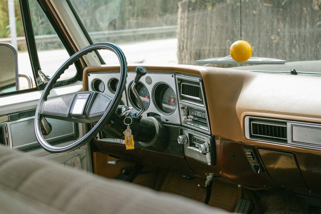 1989 GMC Suburban 7th Gen - Image 22 of 30