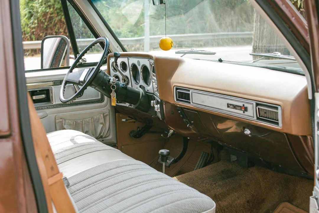 1989 GMC Suburban 7th Gen - Image 23 of 30