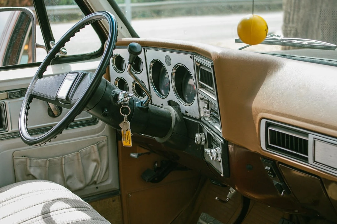 1989 GMC Suburban 7th Gen - Image 24 of 30