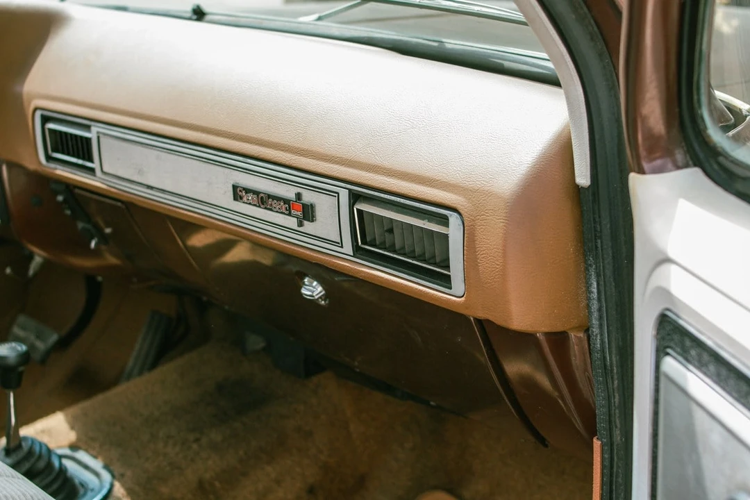 1989 GMC Suburban 7th Gen - Image 25 of 30