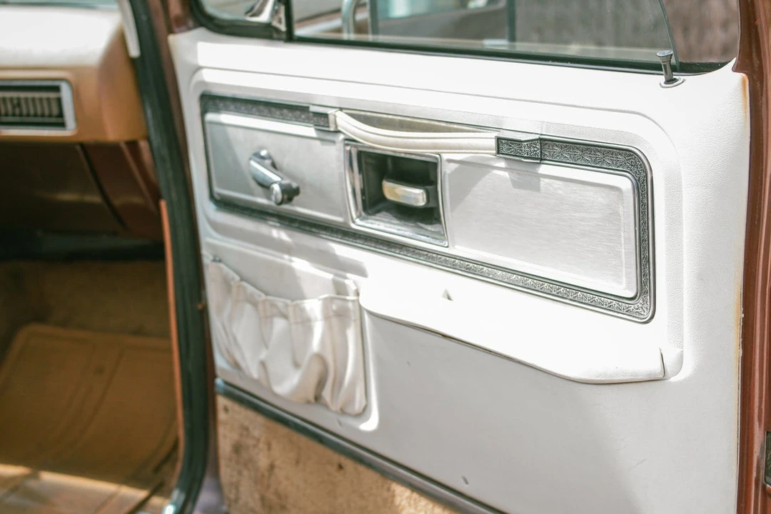 1989 GMC Suburban 7th Gen - Image 26 of 30