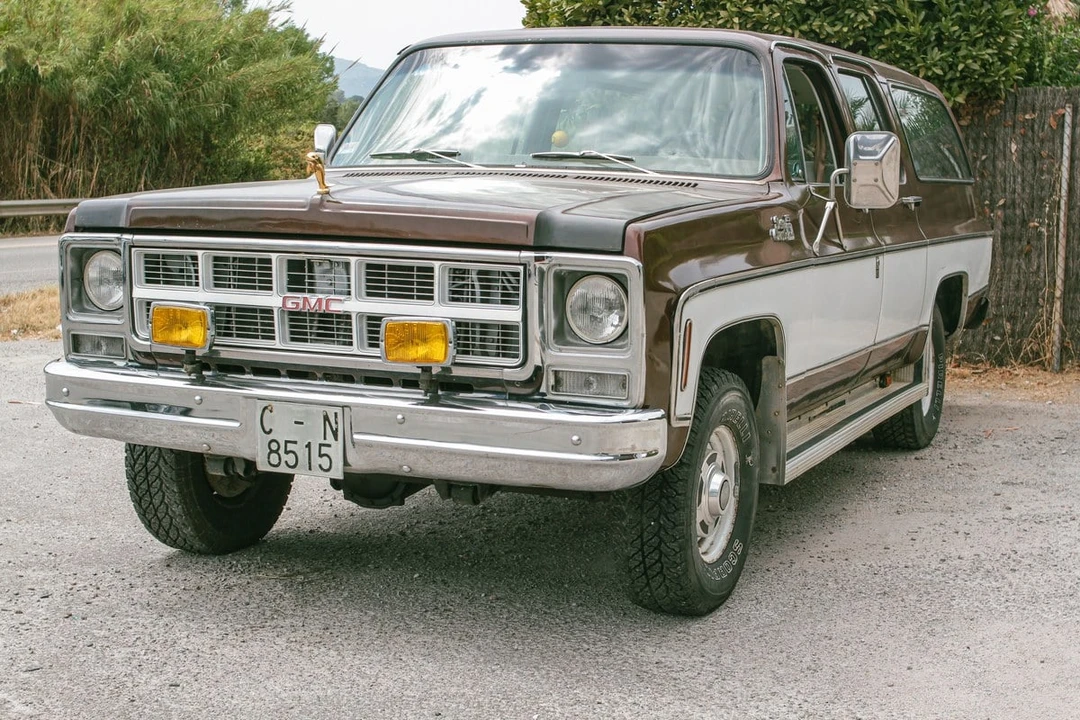 1989 GMC Suburban 7th Gen - Image 3 of 30