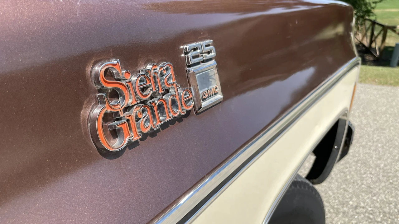1979 GMC Suburban 7th Gen - Image 9 of 17