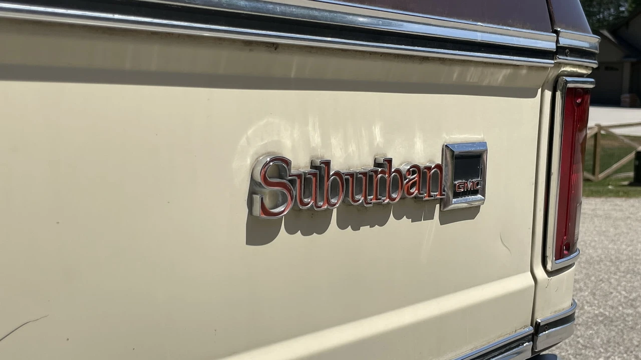 1979 GMC Suburban 7th Gen - Image 11 of 17