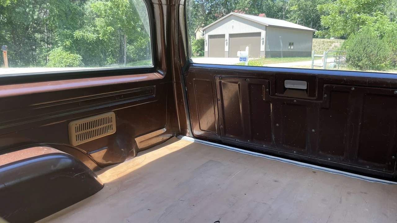 1979 GMC Suburban 7th Gen - Image 13 of 17