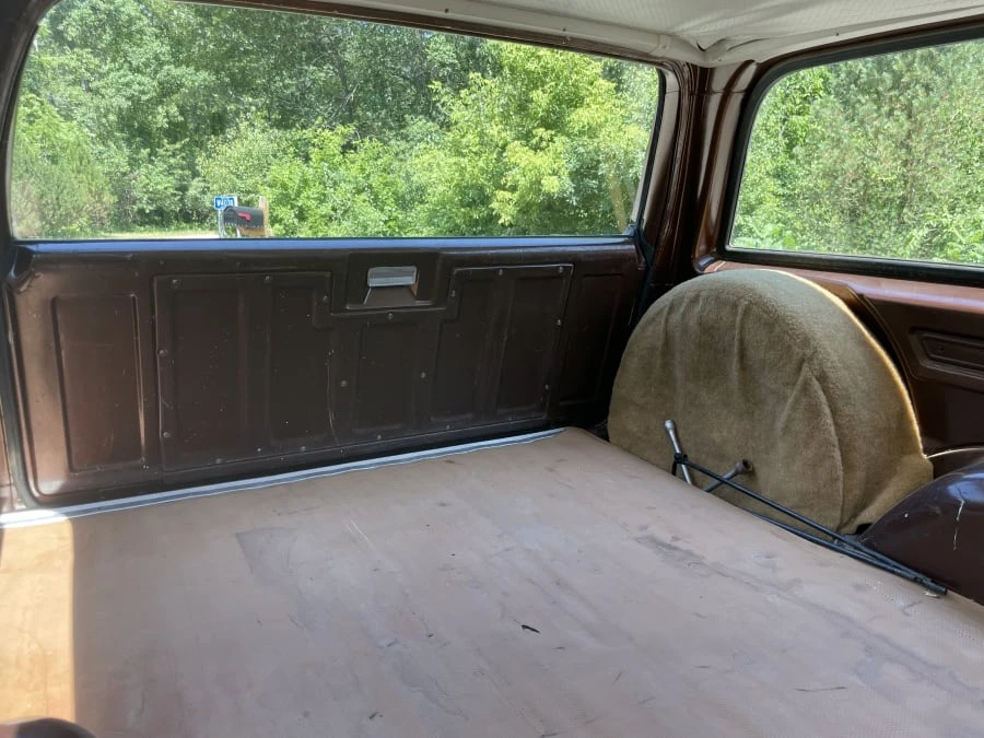 1979 GMC Suburban 7th Gen - Image 16 of 17