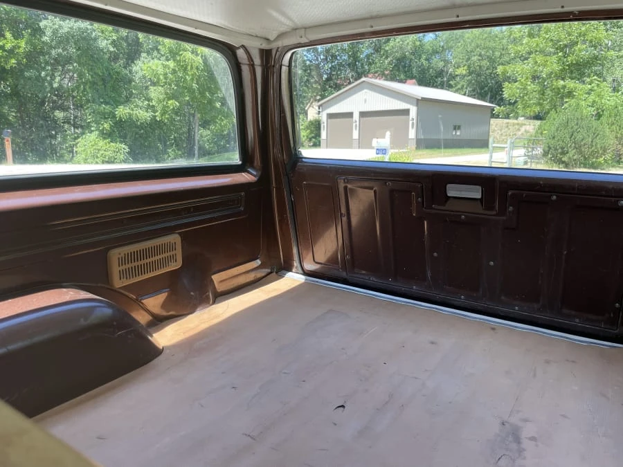 1979 GMC Suburban 7th Gen - Image 13 of 17