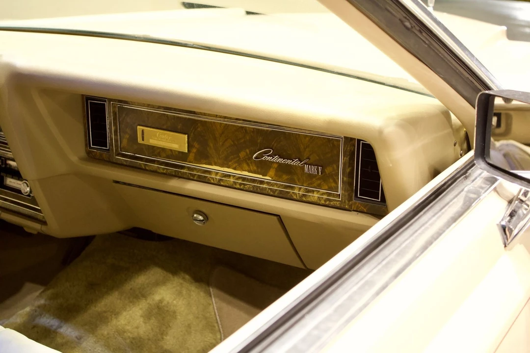 1979 Lincoln Continental 5th Gen - Image 15 of 21