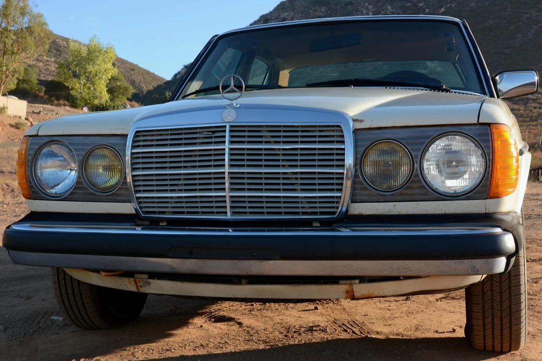 1979 Mercedes-Benz W123 Sedan - Image 2 of 31