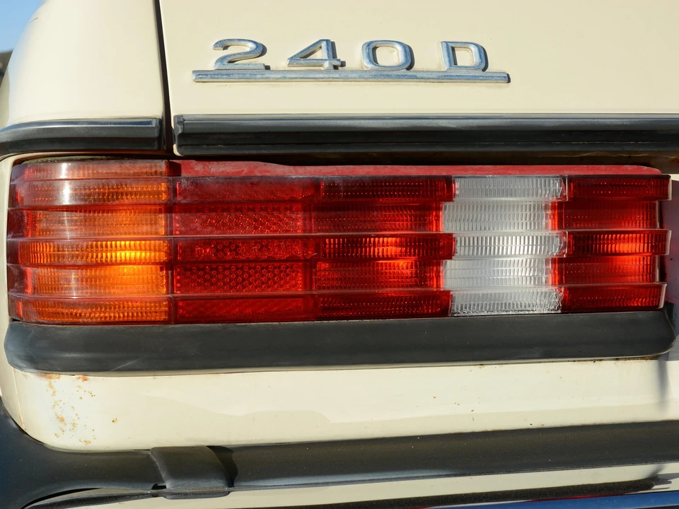 1979 Mercedes-Benz W123 Sedan - Image 15 of 31