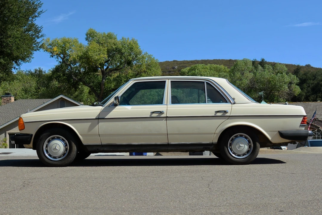 1979 Mercedes-Benz W123 Sedan - Image 3 of 31