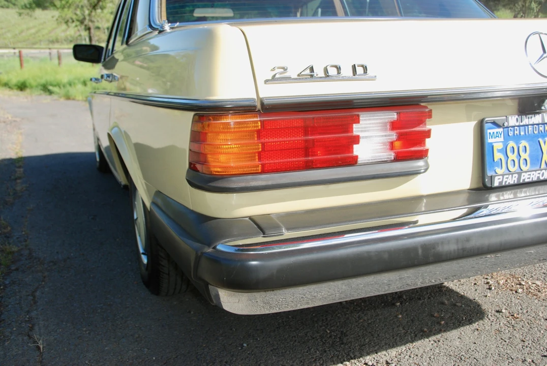 1979 Mercedes-Benz W123 Sedan - Image 29 of 31