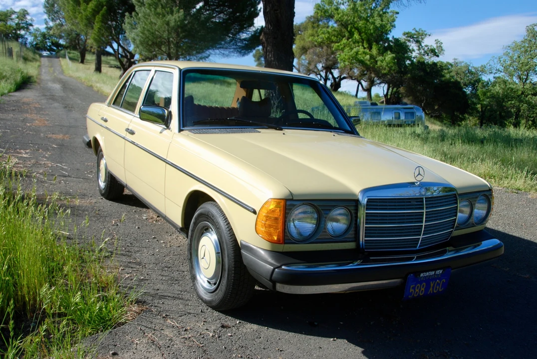 1979 Mercedes-Benz W123 Sedan - Image 2 of 31