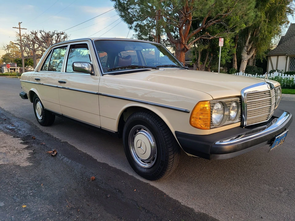 1979 Mercedes-Benz W123 Sedan - Image 14 of 31