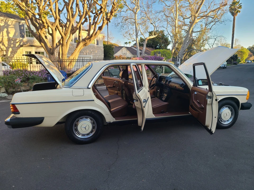 1979 Mercedes-Benz W123 Sedan - Image 30 of 31