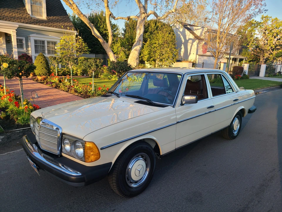 1979 Mercedes-Benz W123 Sedan - Image 2 of 31