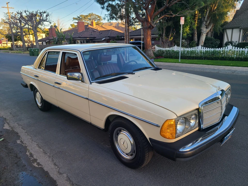 1979 Mercedes-Benz W123 Sedan - Image 15 of 31