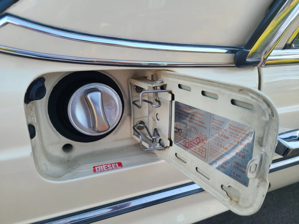 1979 Mercedes-Benz W123 Sedan - Image 27 of 31